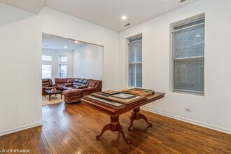 1945 W Cermak Rd-Unit -1 in Chicago, IL - Building Photo - Building Photo