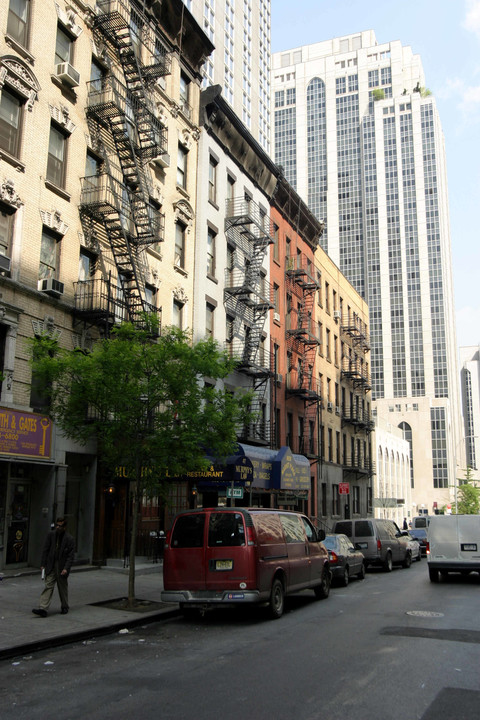 419 E 70th St in New York, NY - Building Photo