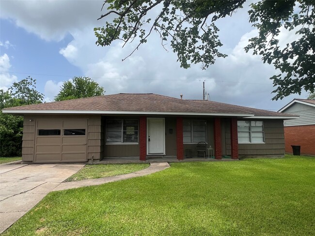 property at 1305 Serpentine Dr