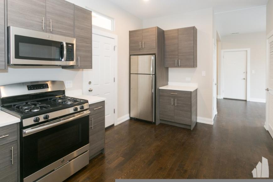 2943 W Diversey Ave in Chicago, IL - Building Photo