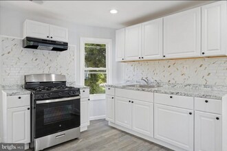 566 Rutherford Ave in Trenton, NJ - Foto de edificio - Building Photo