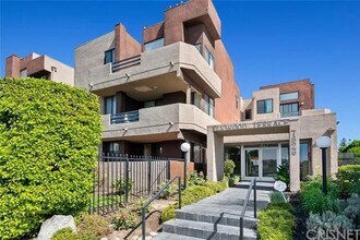 7826 Topanga Canyon Blvd in Canoga Park, CA - Building Photo - Building Photo