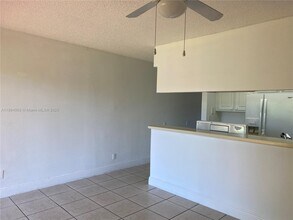 4453 Treehouse Ln in Tamarac, FL - Building Photo - Building Photo