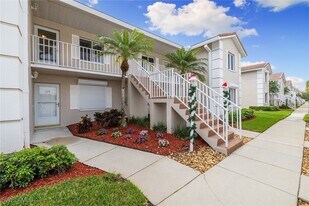 6900 Dennis Cir in Naples, FL - Building Photo