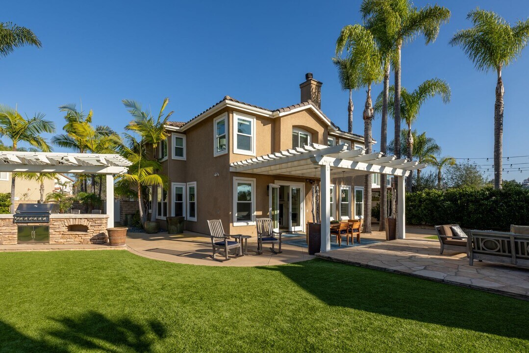 2215 Paseo Saucedal in Carlsbad, CA - Building Photo