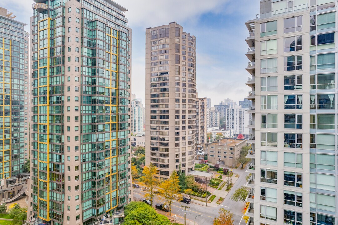 Alberni Place in Vancouver, BC - Building Photo