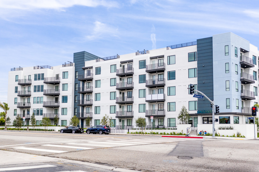 Eastway in Los Angeles, CA - Building Photo