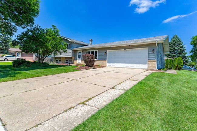 620 Lamorak Dr in Schaumburg, IL - Building Photo - Building Photo