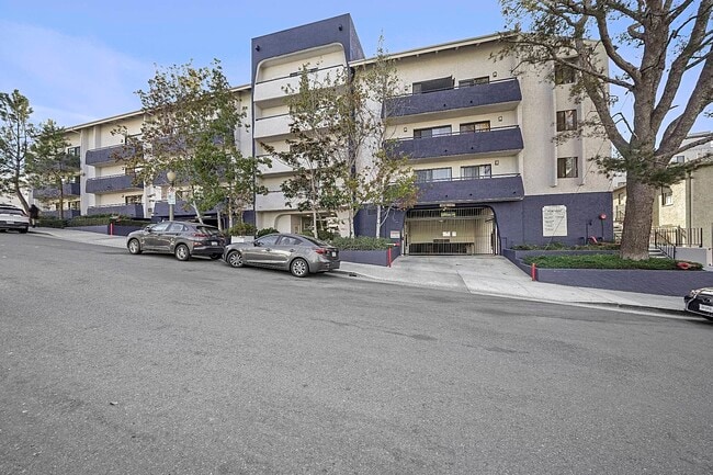 10982 Roebling Ave, Unit 557 in Los Angeles, CA - Foto de edificio - Building Photo