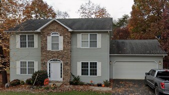 1021 Green Ridge Rd in Christiansburg, VA - Building Photo