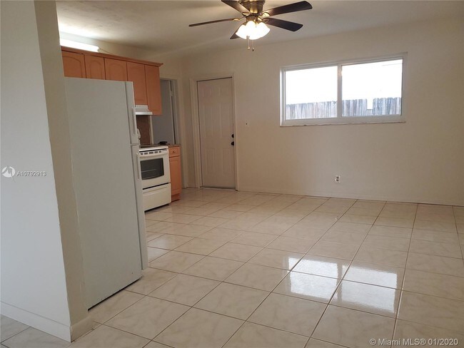 512 SW 2nd Ave-Unit -1-2 in Hallandale Beach, FL - Building Photo - Building Photo