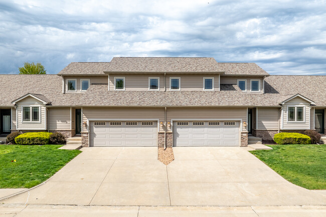 West Prairie Townhomes in Johnston, IA - Foto de edificio - Building Photo