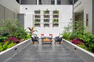 Montecito Lofts in Los Angeles, CA - Foto de edificio - Building Photo