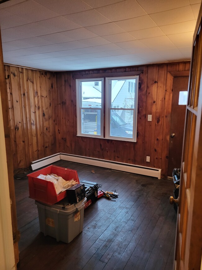 107 Meadow St in Winchester, CT - Building Photo - Building Photo