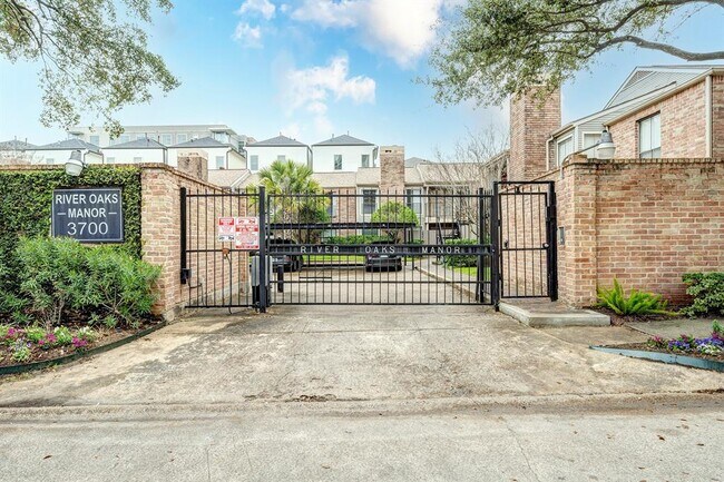 3700 W Clay St in Houston, TX - Building Photo - Building Photo