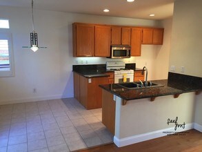 305 Diamante Way in Oceanside, CA - Foto de edificio - Building Photo