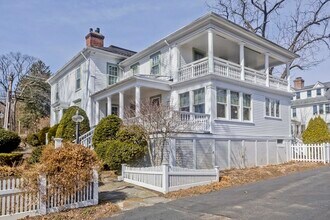 25 Woodbridge St in South Hadley, MA - Building Photo - Building Photo