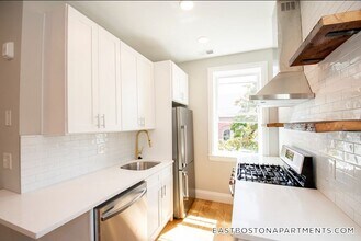 66 Lubec St, Unit 1 in Boston, MA - Foto de edificio - Building Photo