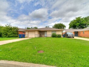 213 NW 82nd St in Oklahoma City, OK - Foto de edificio - Building Photo