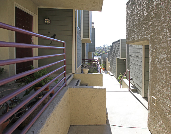 Sunset Village in San Diego, CA - Foto de edificio - Building Photo