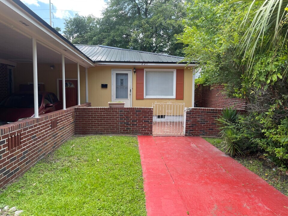 821 W 51st St in Savannah, GA - Building Photo