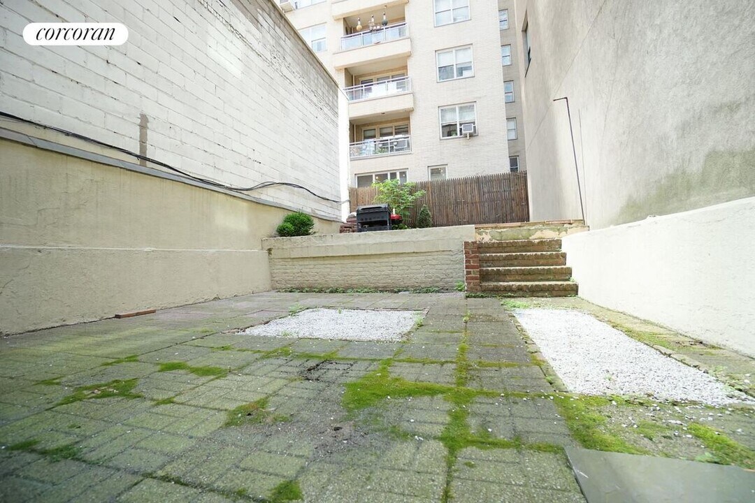 305 E 56th St in New York, NY - Building Photo