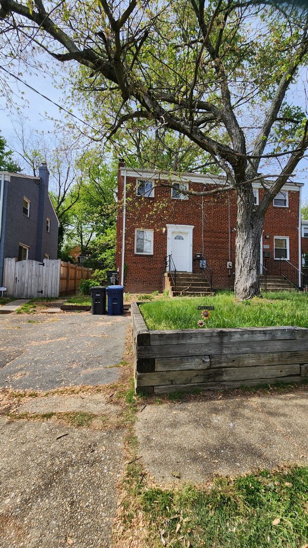 property at 27 S Hudson St