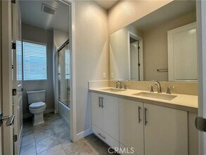 150 Edna Pkwy in Lake Forest, CA - Building Photo - Building Photo