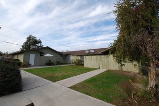 6104 Stine Rd in Bakersfield, CA - Foto de edificio - Building Photo