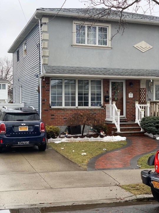 348 Dongan Hills Ave in Staten Island, NY - Building Photo