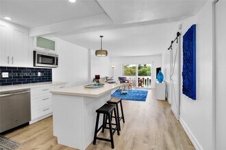 100 Edgewater Dr in Miami, FL - Foto de edificio - Building Photo