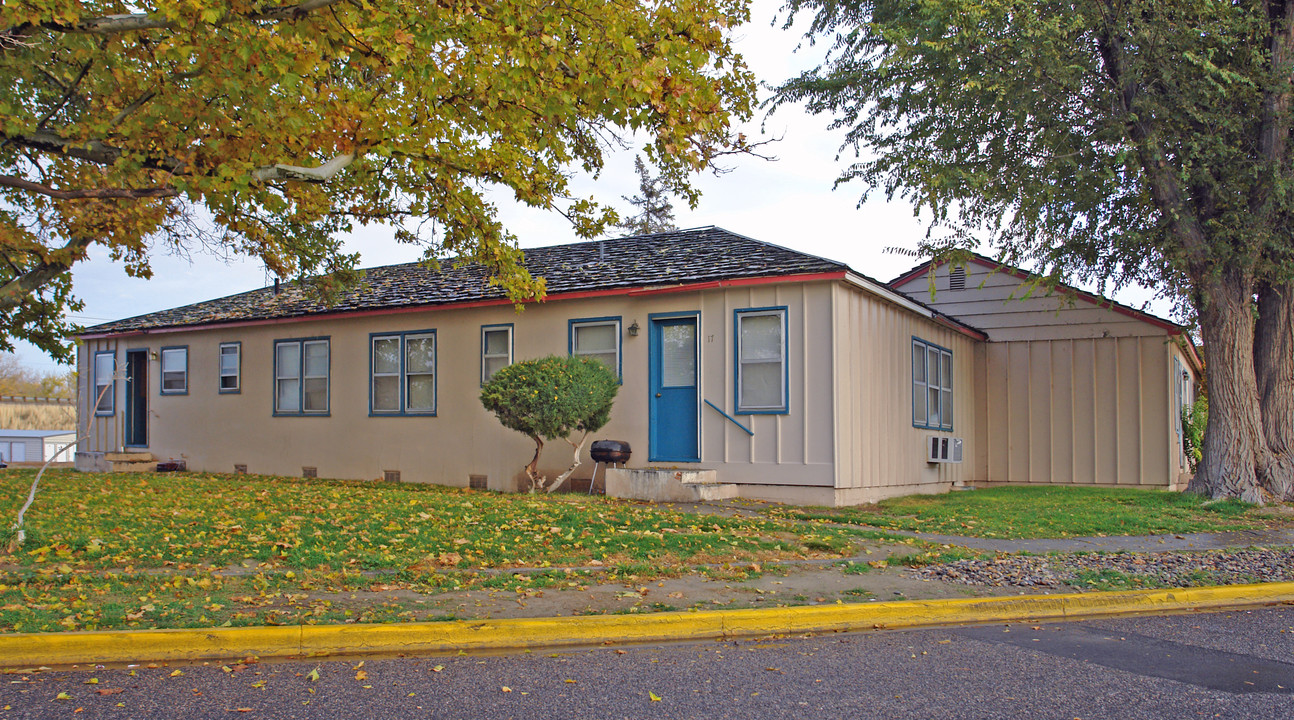 Mills Manor Apartments in Ontario, OR - Building Photo