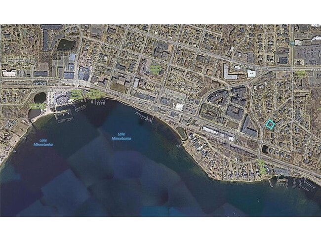 1042 E Circle Dr in Wayzata, MN - Building Photo - Building Photo