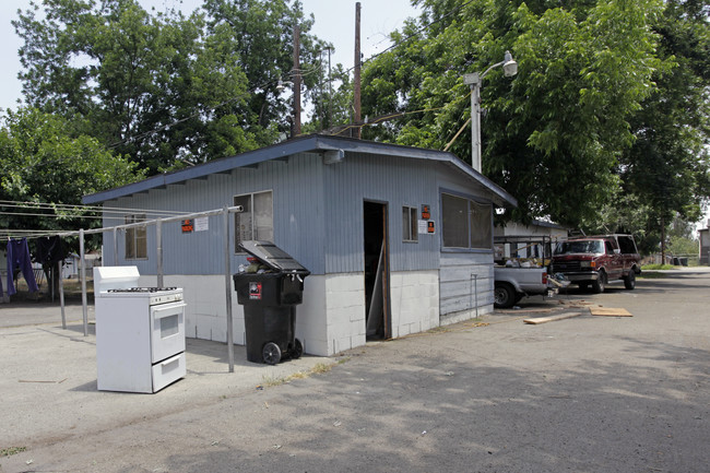 Rancho Mobile Home Park in San Bernardino, CA - Foto de edificio - Building Photo