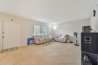 4633 Bayshore Dr in Naples, FL - Building Photo - Building Photo