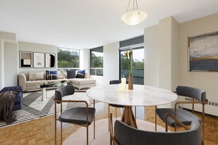 Island Park Towers in Ottawa, ON - Building Photo