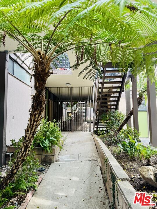 2000 Ivar Ave in Los Angeles, CA - Building Photo