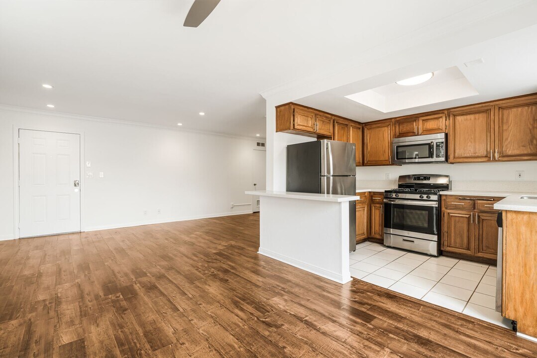 red407 in Los Angeles, CA - Building Photo