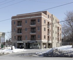 15565 Yonge St Apartments