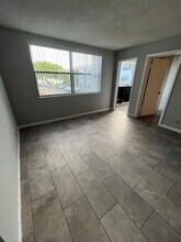 718 Executive Center Dr in West Palm Beach, FL - Building Photo - Building Photo