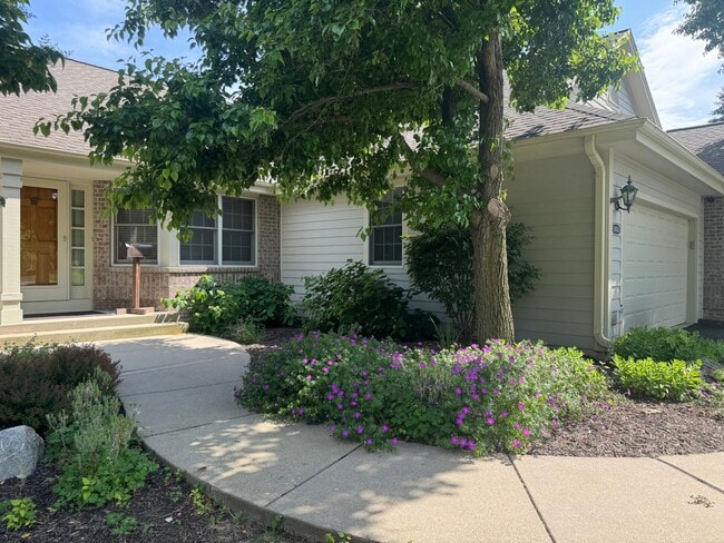 18465 Stonehedge Dr in Brookfield, WI - Building Photo - Building Photo