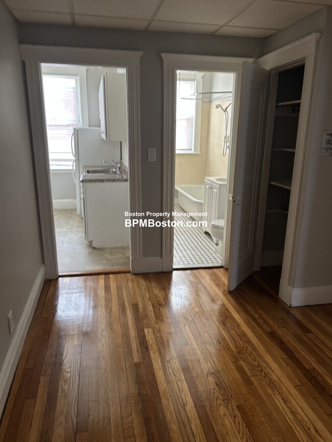 121 Hawthorne St, Unit C3 in Chelsea, MA - Building Photo - Building Photo