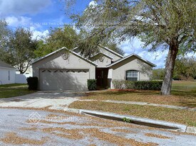 2384 Barons Ct, Unit Lower in Tavares, FL - Building Photo