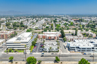 6815 Remmet Ave in Canoga Park, CA - Foto de edificio - Building Photo