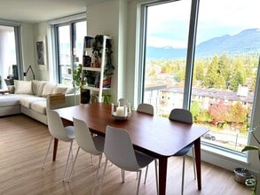 252 15th St E in North Vancouver, BC - Building Photo - Building Photo