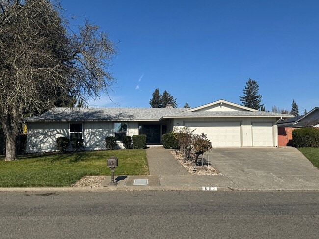 property at 600 Vía Palo Linda