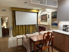 44 Box St, Unit 2D in Brooklyn, NY - Foto de edificio - Building Photo