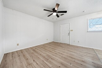 204 W Lampasas St in Llano, TX - Building Photo - Building Photo