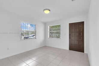 3572 SW 25th St in Miami, FL - Building Photo - Building Photo