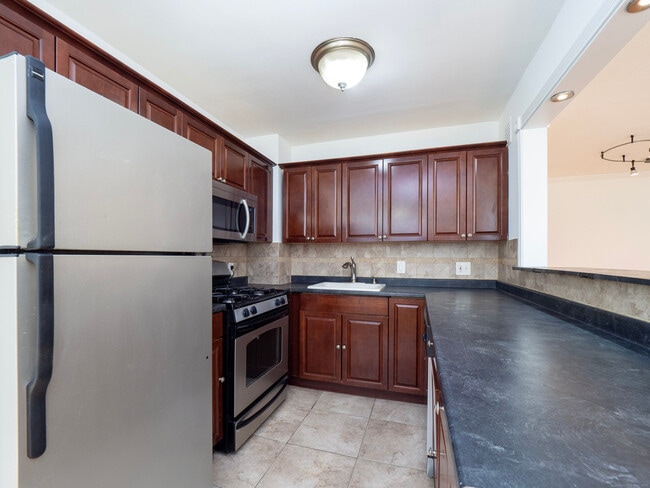 11 Bedford Ave in Norwalk, CT - Building Photo - Building Photo